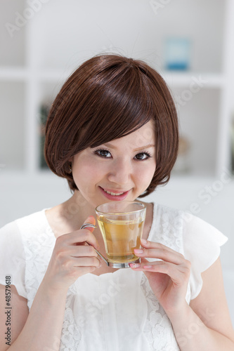 Photo: ハーブティーを飲む女の子 ハーブティーを飲む女の子