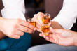 Männer beim Anstoßen mit Rum