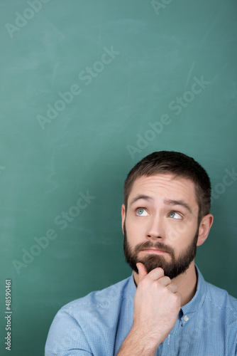 Photo: nachdenklicher junger mann vor der tafel nachdenklicher junger mann vor der tafel