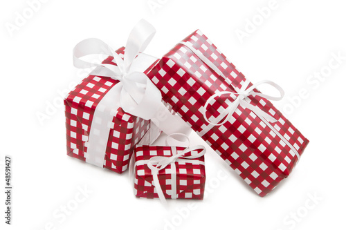 Photo: Gift box in rot-weiß-kariert isoliert Gift box in rot-weiß-kariert isoliert