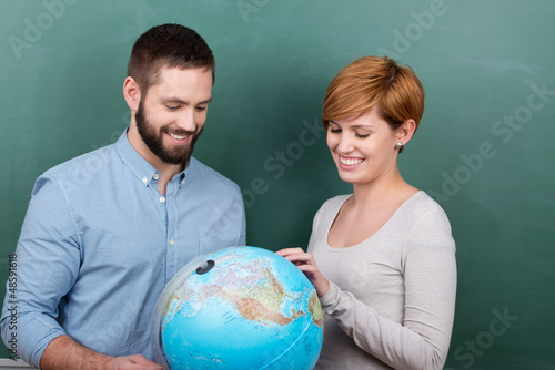 Photo: zwei studenten schauen auf globus zwei studenten schauen auf globus