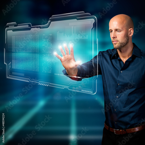 Photo: Mann mit virtuellem Interface Mann mit virtuellem Interface