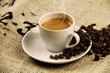Espresso mit Kaffeebohnen