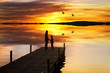 madre e hijo disfrutando de la puesta de sol