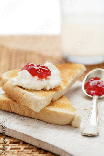 Photo: Toast mit Quark und Konfitüre Toast mit Quark und Konfitüre