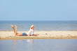 Foto: blonde girl on beach blonde girl on beach