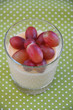 Pudding im Glas mit Weintrauben