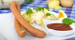 Kartoffelsalat mit Würstchen und Ketchup