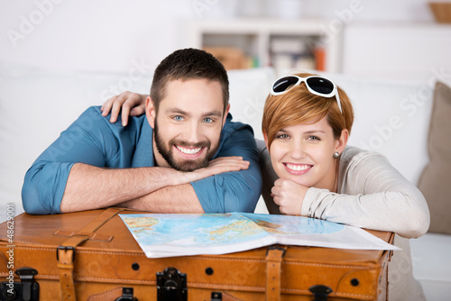 Photo: junges paar mit koffer und landkarte junges paar mit koffer und landkarte