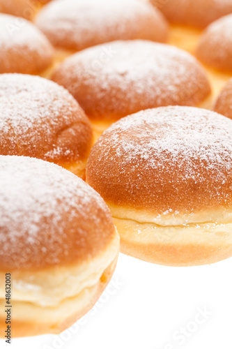 Photo: Viele Krapfen mit Staubzucker Viele Krapfen mit Staubzucker