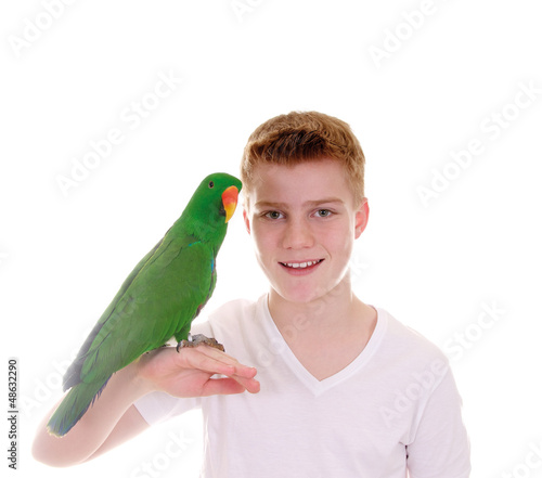 Photo: Junge mit Papagei auf der Hand Junge mit Papagei auf der Hand