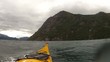 Expedicion en kayak, dia nublado, viento y olas.