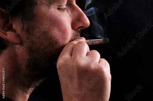 Photo: Un fumeur de cannabis Un fumeur de cannabis