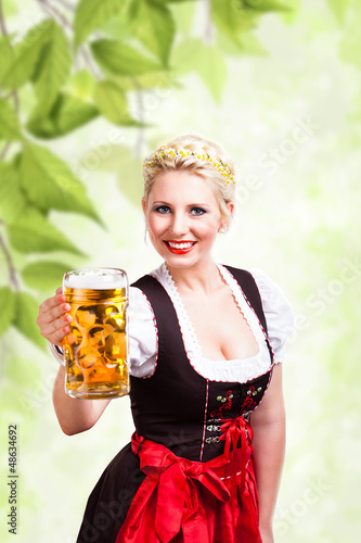 Photo: junge blonde Frau im Dirndl mit Masskrug junge blonde Frau im Dirndl mit Masskrug