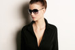 Model posiert mit Sonnenbrille