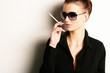 Frau mit Sonnenbrille und Zigarette