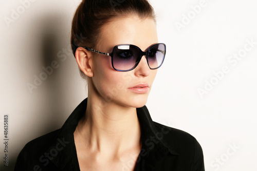 Photo: Model mit Sonnenbrille Model mit Sonnenbrille