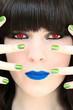 Foto: Blauer Lippenstift und grüne Fingernägel Blauer Lippenstift und grüne Fingernägel