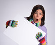 Expresiva mujer en otoño,invierno sujetando un panel blanco.