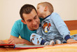 Foto: Padre e hijo compartiendo y leyendo un cuento. Padre e hijo compartiendo y leyendo un cuento.