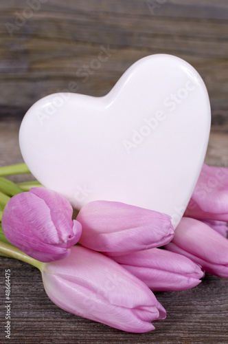 Photo: Herz mit rosa Tulpen auf Holz Herz mit rosa Tulpen auf Holz