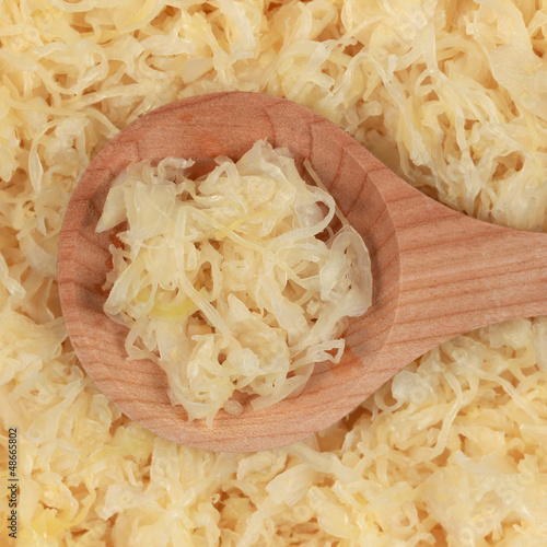 Photo: Frisches Sauerkraut auf einem Holzlöffel Frisches Sauerkraut auf einem Holzlöffel