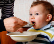 Alimentando a un bebé,niño comiendo.