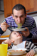 Foto: Padre e hijo comiendo pasta,disfrutando. Padre e hijo comiendo pasta,disfrutando.