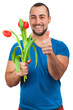 Junger Mann schenkt seiner Freundin Blumen zum Valentinstag