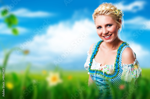 Photo: junge blonde Frau im Dirndl junge blonde Frau im Dirndl