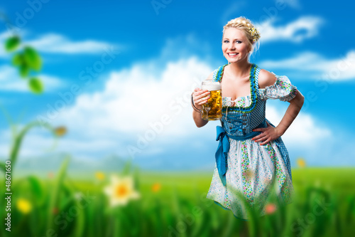 Photo: junge brünette Frau im Dirndl mit Masskrug junge brünette Frau im Dirndl mit Masskrug