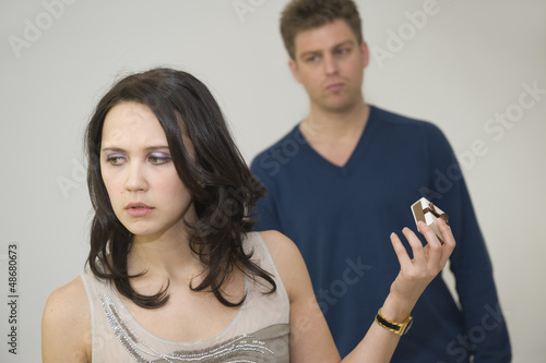 Photo: Femme refusant un cadeau de son copain Femme refusant un cadeau de son copain