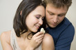 Couple amoureux se faisant un cadeau