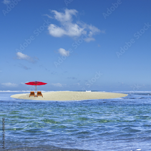 Photo: parasol rouge sur îlot de sable blanc parasol rouge sur îlot de sable blanc