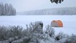 Zelt draußen im Winter auf einem Eissee