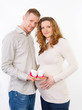 Photo: mann mit schwangerer frau und babyschuhe mann mit schwangerer frau und babyschuhe