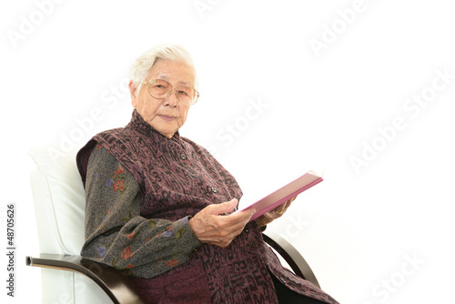Photo: 読書を楽しむ高齢者 読書を楽しむ高齢者
