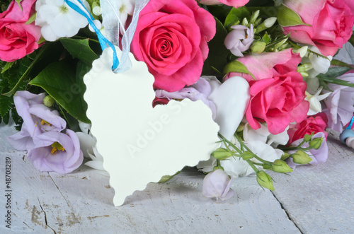 Photo: Gratulation, Gutschein: Blumenstrauß mit Herz-Etikett Gratulation, Gutschein: Blumenstrauß mit Herz-Etikett