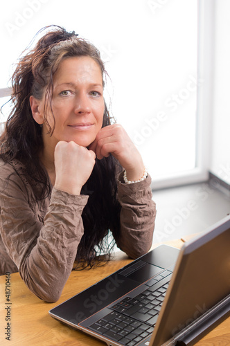 Photo: Schöne Frau vor LapTop Schöne Frau vor LapTop