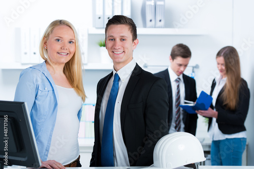 Photo: auszubildende arbeiten im team auszubildende arbeiten im team