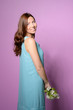 elegante junge frau mit blumen