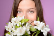 junge frau mit blumen