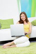 studentin bequem mit laptop zuhause