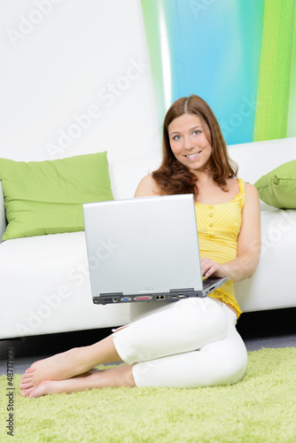 Photo: studentin bequem mit laptop zuhause studentin bequem mit laptop zuhause