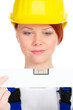 handwerkerin arbeitet mit wasserwaage
