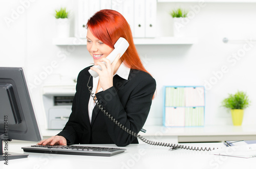 Photo: moderne bürokraft beim telefonat moderne bürokraft beim telefonat
