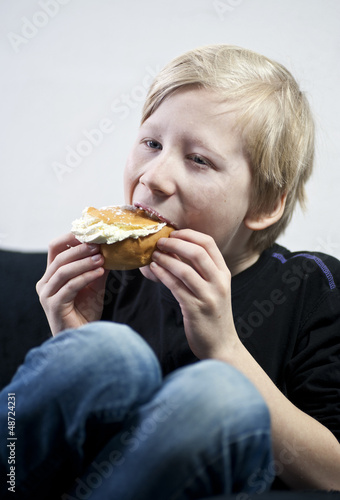 Photo: Tasty cream bun Tasty cream bun