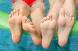 Photo: Pieds d'enfants à la piscine Pieds d'enfants à la piscine
