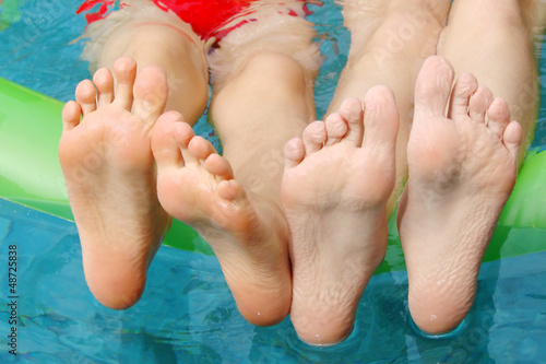 Photo: Pieds d'enfants à la piscine Pieds d'enfants à la piscine