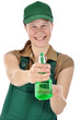 Freundliche Gärtnerin mit Sprühflasche